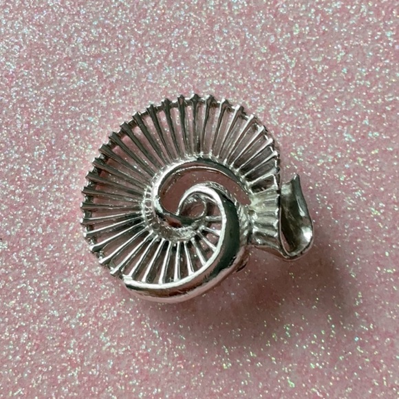 VINTAGE 1950 Sarah COVENTRY SILVER SWIRL LAPEL PIN - Picture 4 of 5